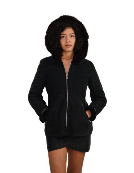 Короткая черная куртка из овчины, размер 44, капюшон с отделкой из лисьей шерсти, застежка-молния, в том числе на карманах, длинные рукава с короткими манжетами.