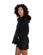 Короткая черная куртка из овчины, размер 44, капюшон с отделкой из лисьей шерсти, застежка-молния, в том числе на карманах, длинные рукава с короткими манжетами. — изображение 2