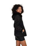 Короткая черная куртка из овчины, размер 44, капюшон с отделкой из лисьей шерсти, застежка-молния, в том числе на карманах, длинные рукава с короткими манжетами. — изображение 3