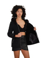 Короткая черная куртка из овчины, размер 44, капюшон с отделкой из лисьей шерсти, застежка-молния, в том числе на карманах, длинные рукава с короткими манжетами. — изображение 6