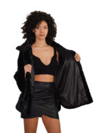 Schwarzer Nerzmantel mit horizontalem Schnitt, Größe 44, mit V-förmigen Ärmeln, Paspelierung am Halsausschnitt und Magnetverschluss. – Bild 6