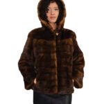 Visone demi 42 orizzontale a fasce sottili corpo fasce grandi maniche cappuccio foderato pelliccia tasche esterne