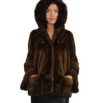 Женская норковая куртка, размер 46, полностью кожаная, с горизонтальным низом и манжетами, капюшон на меховой подкладке, застежка на крючок.