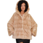 Куртка 44-56, бежевый мех, норковый капюшон, горизонтальный вырез на груди и рукава из натуральной кожи, затягивающийся шнурок внизу.