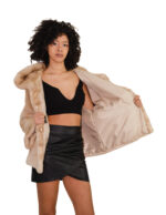 Giacca 44-56 cappuccio visone pelliccia beige orizzontale busto e pelle intera manica coulisse sul fondo - immagine 6