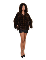 Jacke 44-56, Kapuze aus Halbmelz, horizontaler Pelzbesatz am Brustbereich und durchgehender Lederkordelzug am Ärmel. – Bild 4