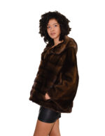 Jacke 44-56, Kapuze aus Halbmelz, horizontaler Pelzbesatz am Brustbereich und durchgehender Lederkordelzug am Ärmel. – Bild 2