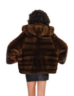 Jacke 44-56, Kapuze aus Halbmelz, horizontaler Pelzbesatz am Brustbereich und durchgehender Lederkordelzug am Ärmel. – Bild 5