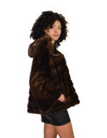 Jacke 44-56, Kapuze aus Halbmelz, horizontaler Pelzbesatz am Brustbereich und durchgehender Lederkordelzug am Ärmel. – Bild 3