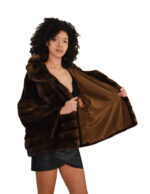 Jacke 44-56, Kapuze aus Halbmelz, horizontaler Pelzbesatz am Brustbereich und durchgehender Lederkordelzug am Ärmel. – Bild 6