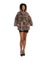 Накидка из серебристо-голубой норки 48/54 с горизонтальной отделкой по всей поверхности, капюшоном и внутренним поясом на талии. — изображение 4