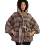 Silberblauer Nerzumhang 48/54 mit horizontaler Volllederverarbeitung, Kapuze und innenliegendem Taillengürtel