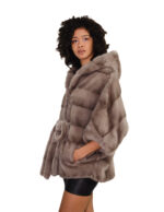 Накидка из серебристо-голубой норки 48/54 с горизонтальной отделкой по всей поверхности, капюшоном и внутренним поясом на талии. — изображение 2