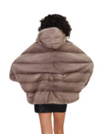 Накидка из серебристо-голубой норки 48/54 с горизонтальной отделкой по всей поверхности, капюшоном и внутренним поясом на талии. — изображение 5