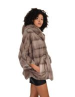 Накидка из серебристо-голубой норки 48/54 с горизонтальной отделкой по всей поверхности, капюшоном и внутренним поясом на талии. — изображение 3