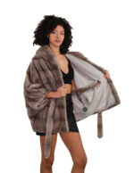 Накидка из серебристо-голубой норки 48/54 с горизонтальной отделкой по всей поверхности, капюшоном и внутренним поясом на талии. — изображение 6