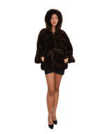 Накидка из полубежевой норки, размер 48/54, с горизонтальной отделкой по всей поверхности, капюшоном и внутренним поясом на талии. — изображение 4