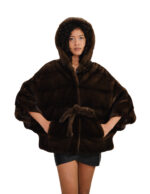 Накидка из полубежевой норки, размер 48/54, с горизонтальной отделкой по всей поверхности, капюшоном и внутренним поясом на талии.