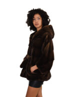 Накидка из полубежевой норки, размер 48/54, с горизонтальной отделкой по всей поверхности, капюшоном и внутренним поясом на талии. — изображение 2