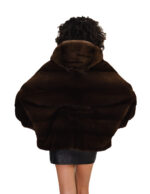 Накидка из полубежевой норки, размер 48/54, с горизонтальной отделкой по всей поверхности, капюшоном и внутренним поясом на талии. — изображение 5