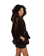 Накидка из полубежевой норки, размер 48/54, с горизонтальной отделкой по всей поверхности, капюшоном и внутренним поясом на талии. — изображение 3