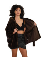 Накидка из полубежевой норки, размер 48/54, с горизонтальной отделкой по всей поверхности, капюшоном и внутренним поясом на талии. — изображение 6