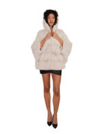 Белая норковая накидка 48/54 с горизонтальной отделкой по всей поверхности, с капюшоном и внутренним поясом на талии. — изображение 4