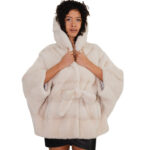 Белая норковая накидка 48/54 с горизонтальной отделкой по всей поверхности, с капюшоном и внутренним поясом на талии.