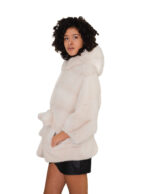 Белая норковая накидка 48/54 с горизонтальной отделкой по всей поверхности, с капюшоном и внутренним поясом на талии. — изображение 2