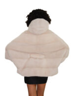 Белая норковая накидка 48/54 с горизонтальной отделкой по всей поверхности, с капюшоном и внутренним поясом на талии. — изображение 5