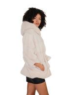 Белая норковая накидка 48/54 с горизонтальной отделкой по всей поверхности, с капюшоном и внутренним поясом на талии. — изображение 3