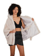 Белая норковая накидка 48/54 с горизонтальной отделкой по всей поверхности, с капюшоном и внутренним поясом на талии. — изображение 6